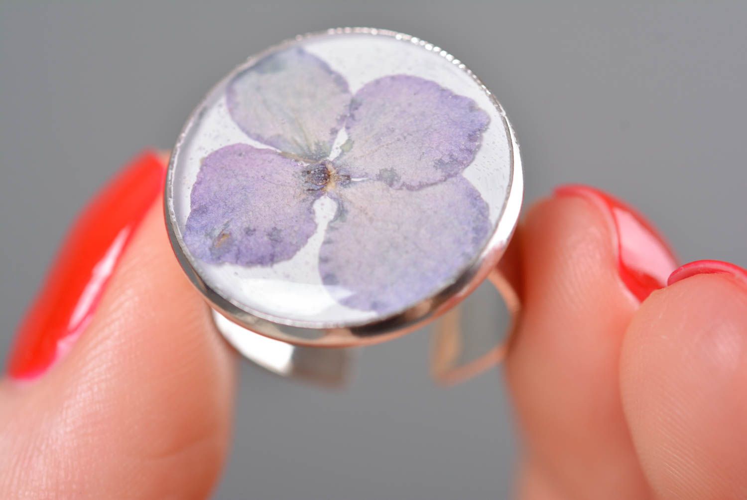 Handmade Ring mit Blume Epoxidharz Schmuck Accessoire für Frauen rund groß foto 5