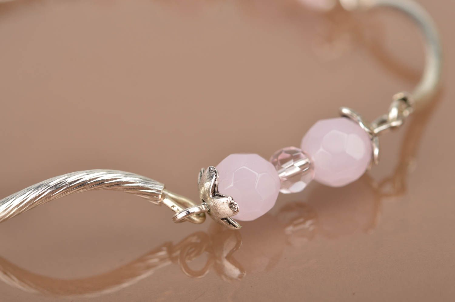 Bracelet fin en fourniture de métal et perles à facettes roses fait main joli photo 3