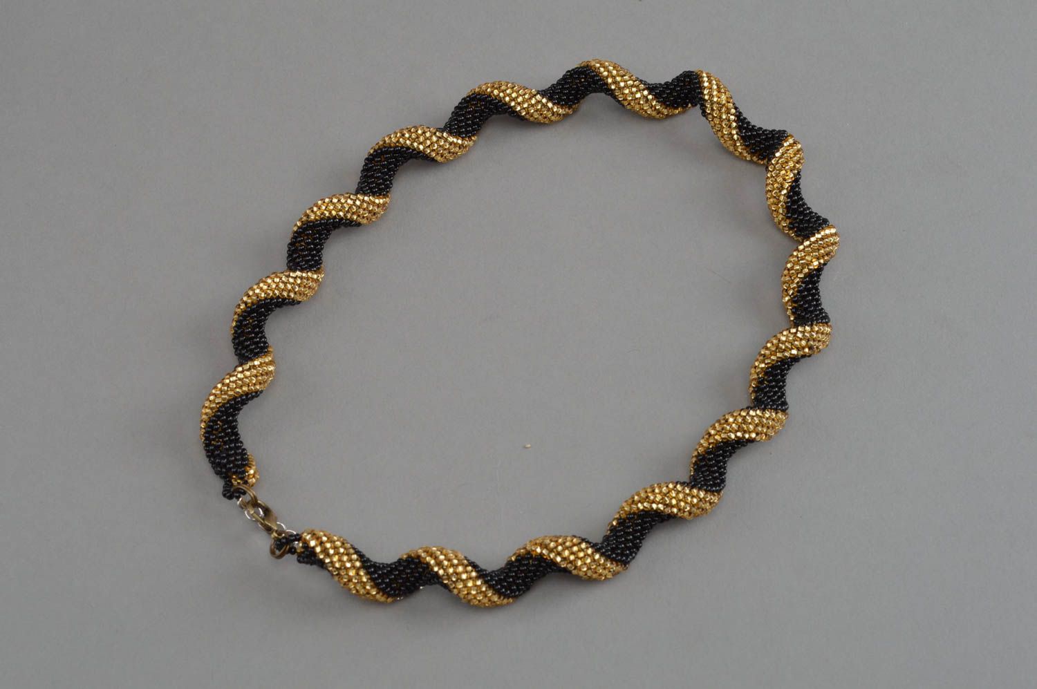 Жгут из бисера плетеное шейное украшение ручной работы черное с золотым фото 2