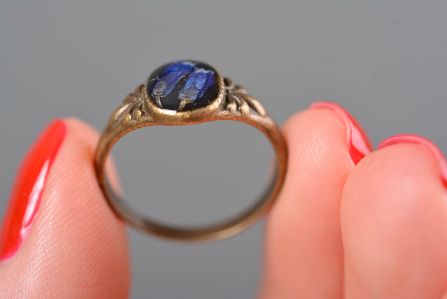 Оригинальное кольцо ручной работы женское кольцо украшение из эпоксидной смолы фото 5