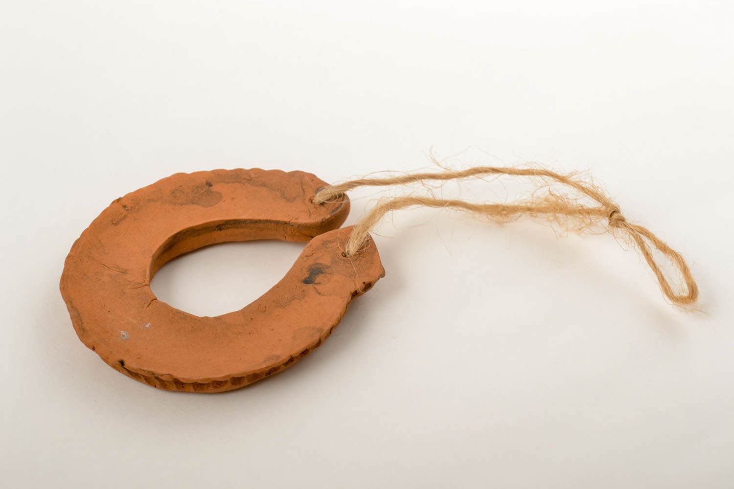 Ferro di cavallo portafortuna fatto a mano elemento decorativo in ceramica
 foto 3