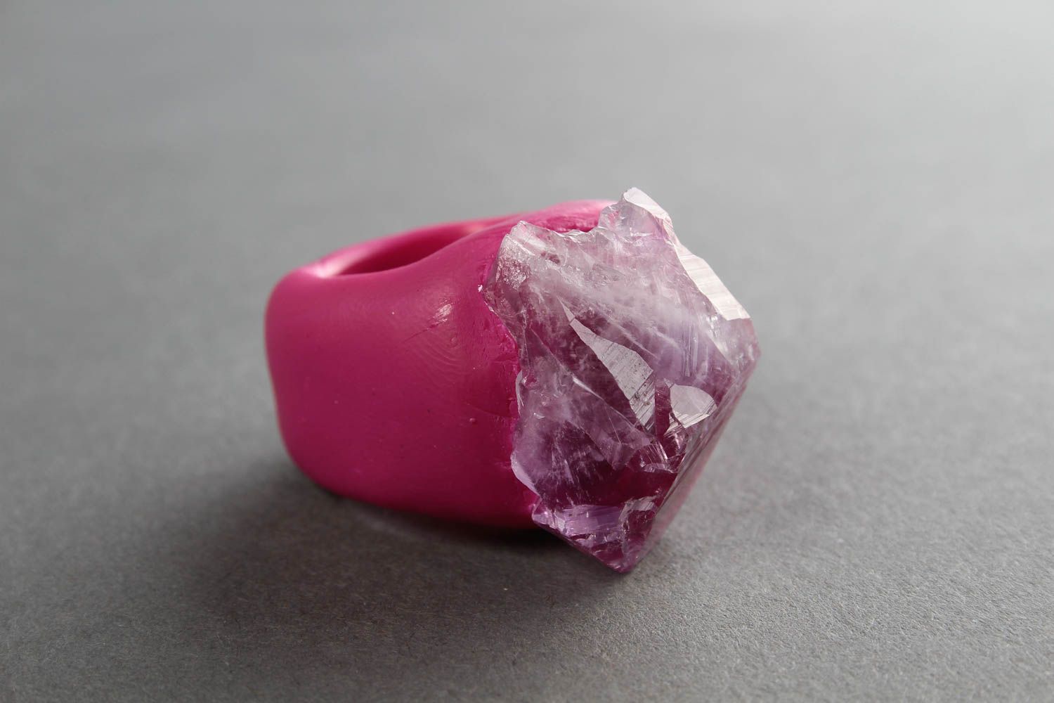 Anello da donna fatto a mano in argilla polimerica rosa bello con ametista foto 3