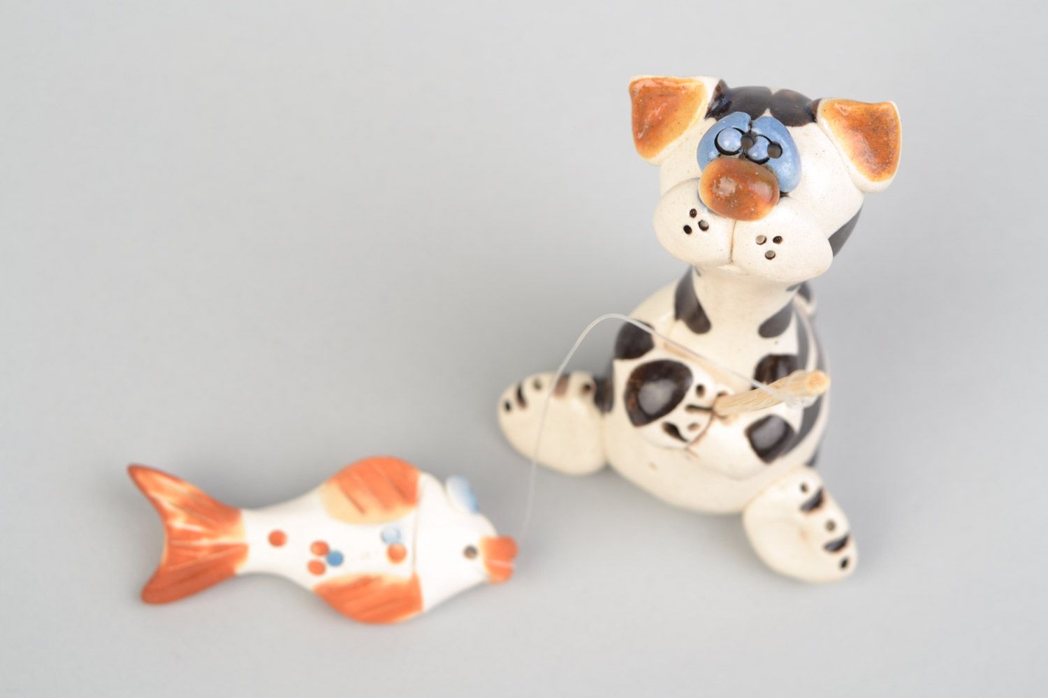 Авторская расписанная глазурью глиняная фигурка кота рыбака ручной работы фото 4
