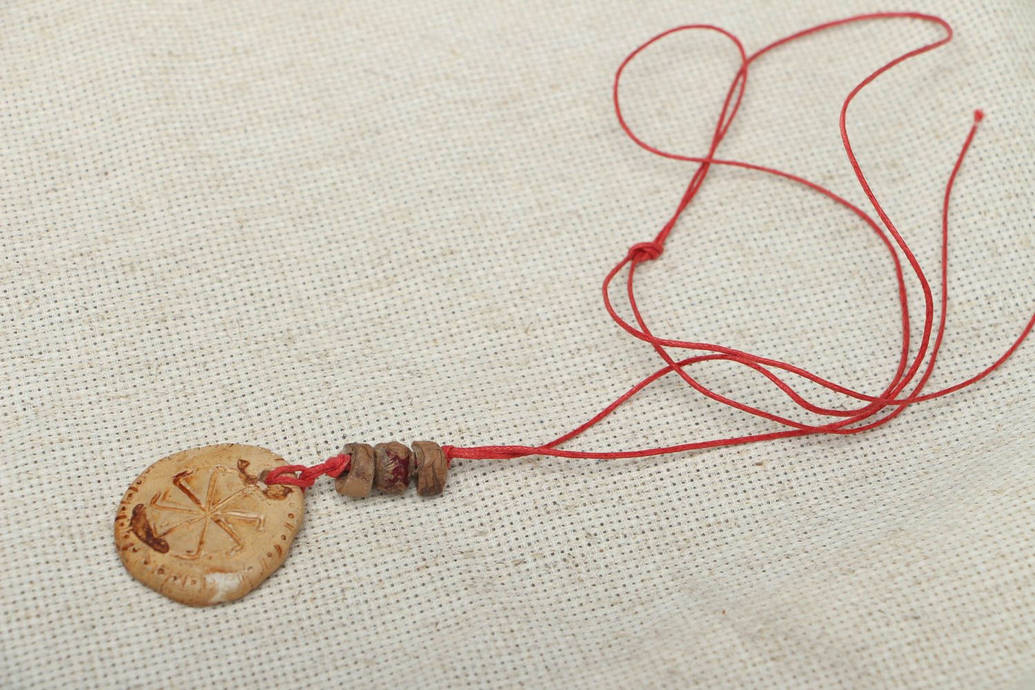 Pendentif amulette en argile fait main photo 1