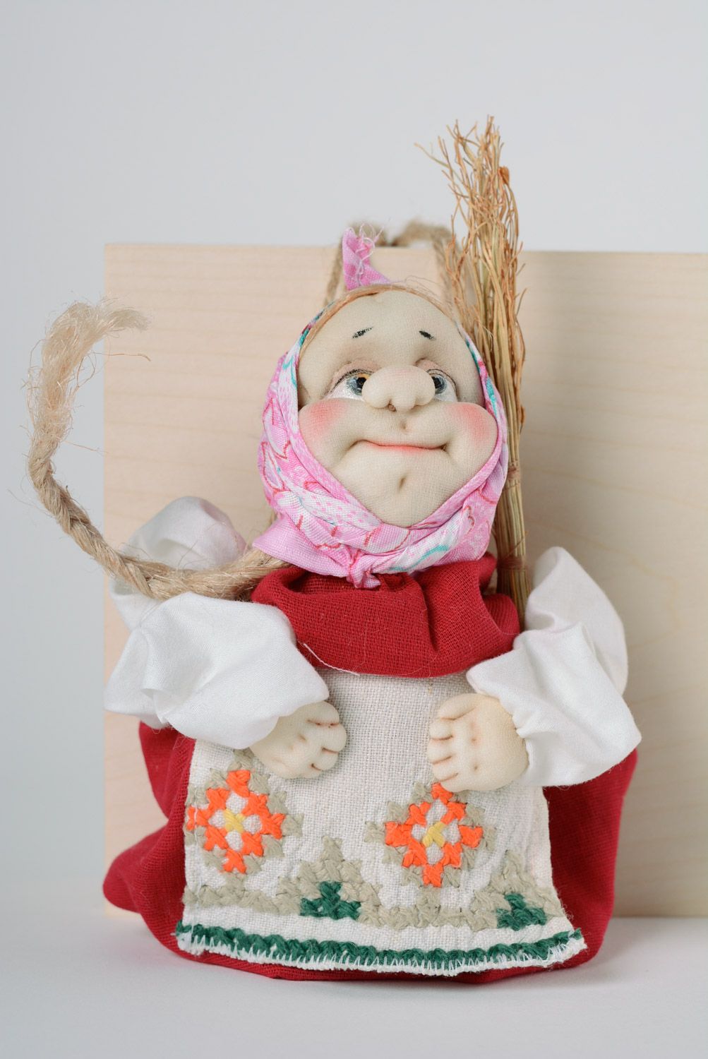 Muñeca de trapo artesanal talismán para la casa en estilo étnico  foto 1