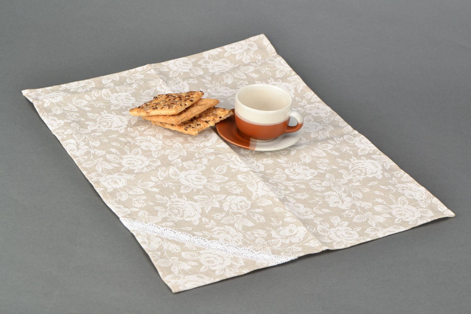 Napperon rectangulaire en tissu beige à motif floral fait main Rose Blanche photo 1