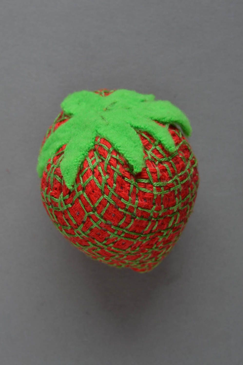 Jouet mou décoratif en canevas et fils moulinés fait main fraise rouge photo 3