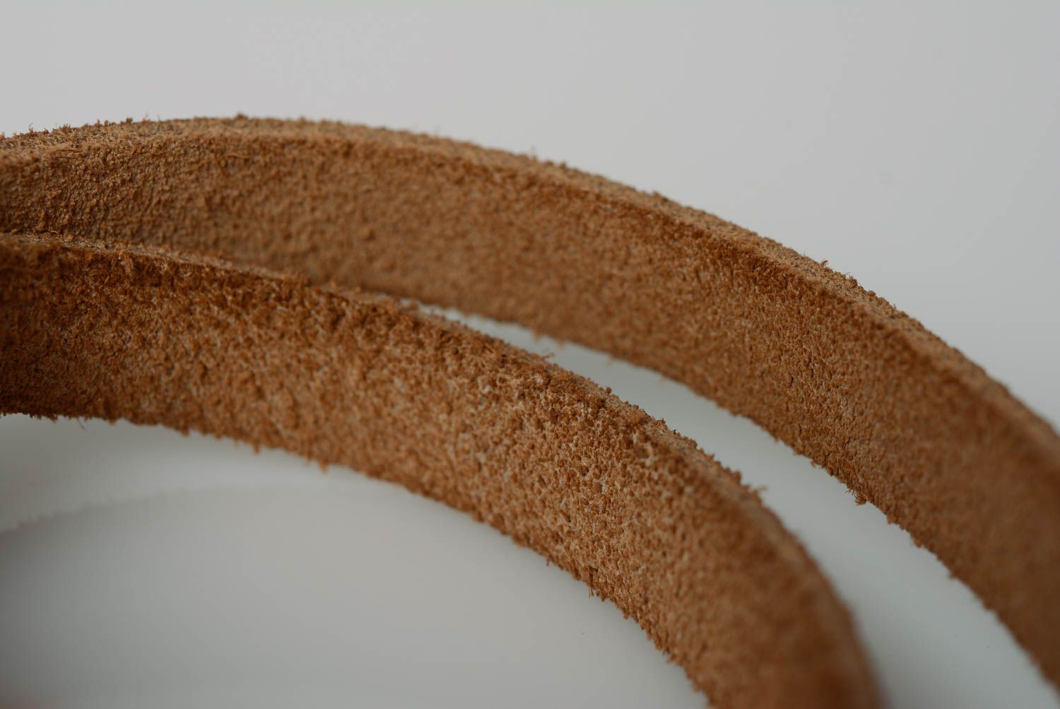 Bracelet fait main réalisé de cuir naturel marron avec pendeloque métallique photo 5