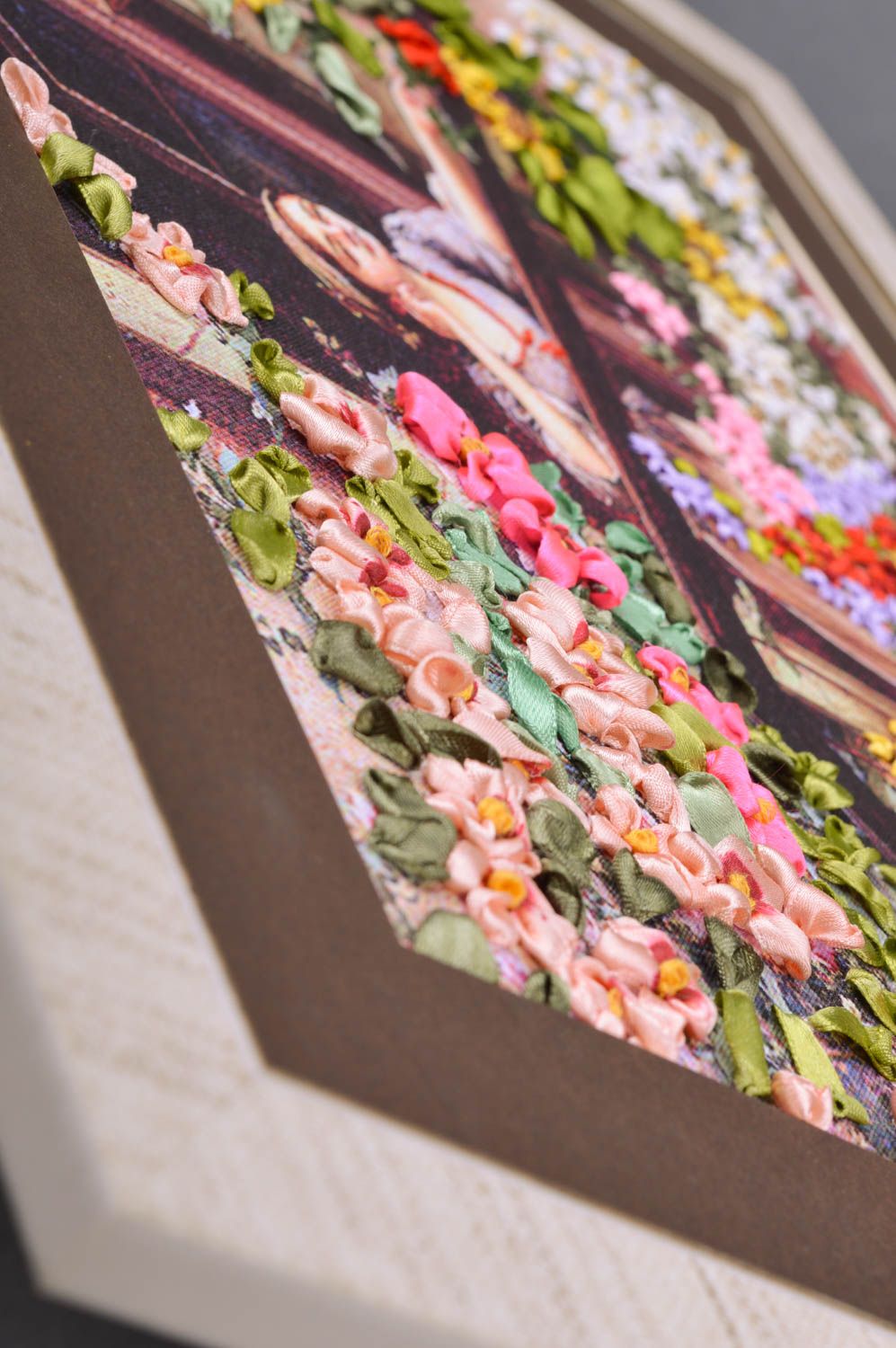 Cuadro bordado con cintas de raso artesanal en lienzo con flores en marco foto 4