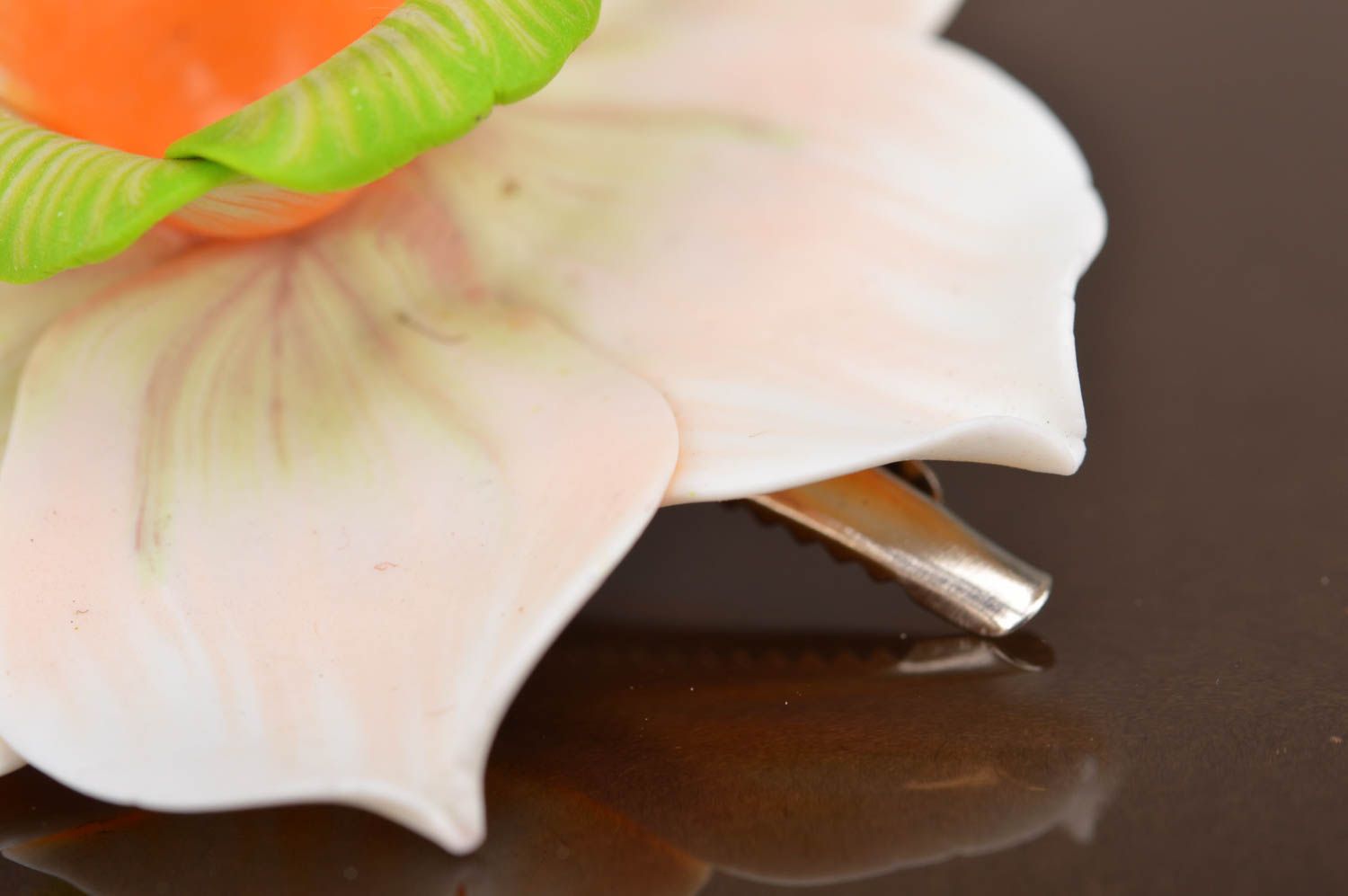 Barrette à cheveux avec fleurs en pâte polymère grande faite main Narcisse photo 4