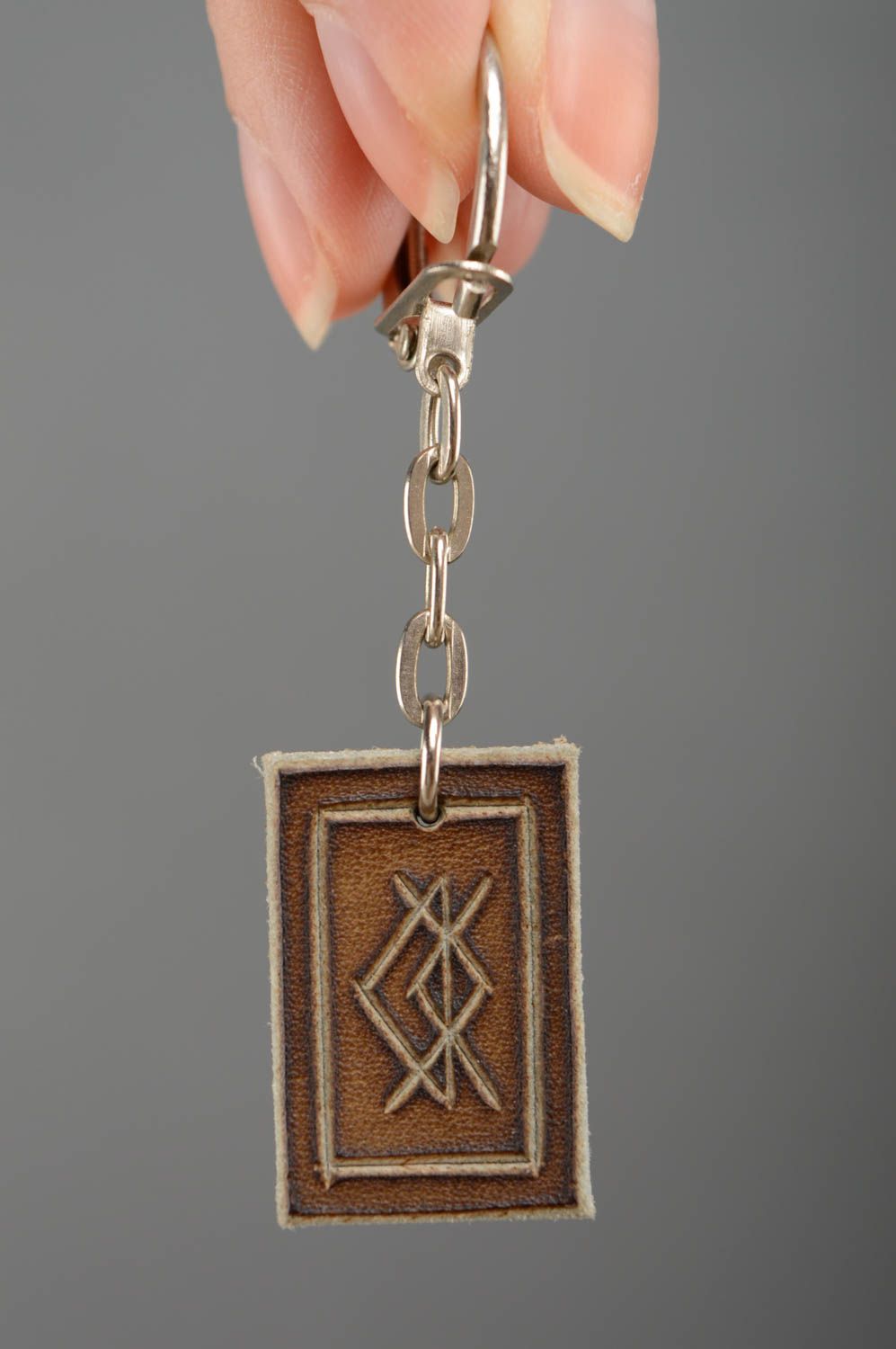 Porte-clés en cuir naturel avec runes rectangulaire marron fait main ethnique photo 3