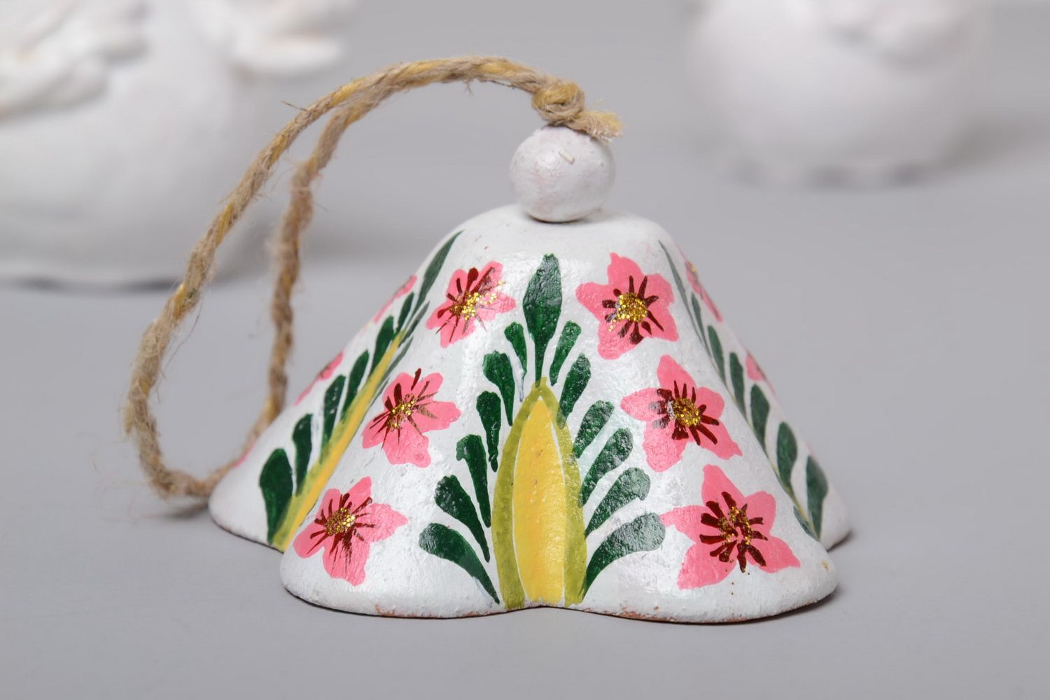 Cloche en céramique à suspendre blanche avec fleurs faite main décorative photo 1