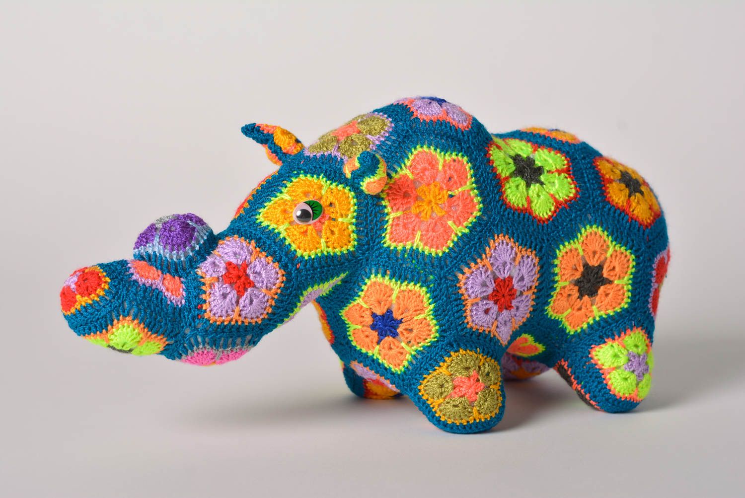 Peluche rhinocéros Jouet fait main tricoté multicolore Cadeau pour enfant photo 1