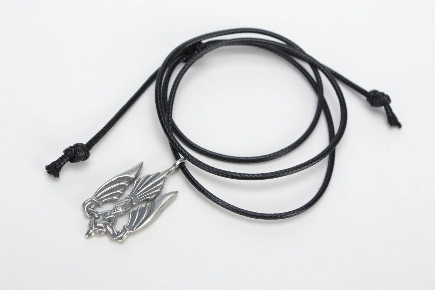 Colgante de metal artesanal con forma de halcón en cordón encerado
 foto 3