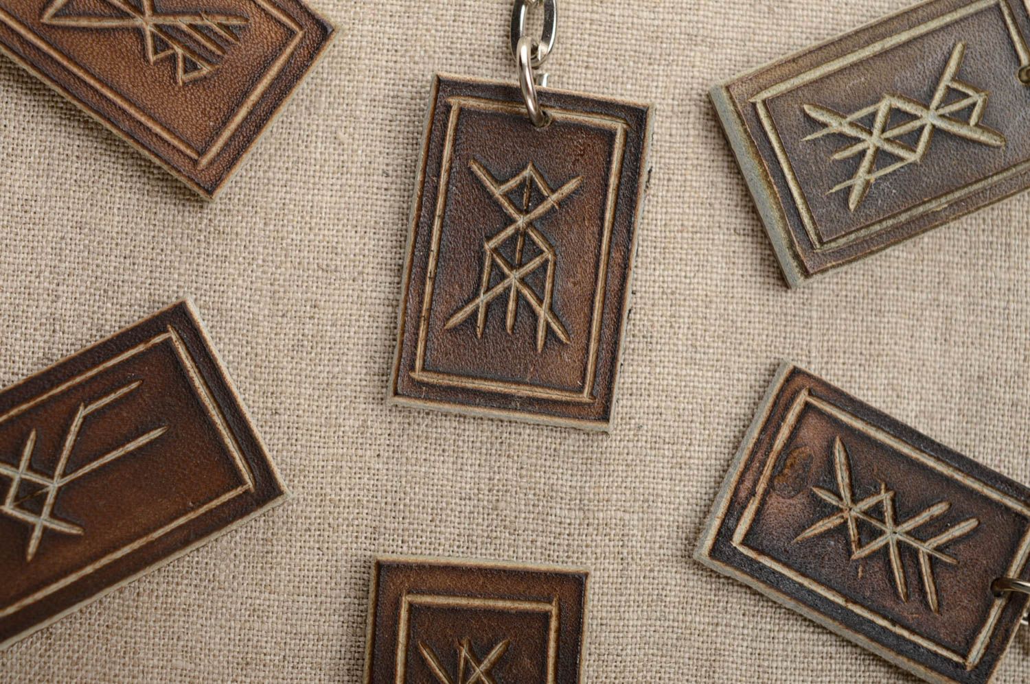 Porte-clefs en cuir brun rectangulaire original avec runes fait main cadeau photo 2