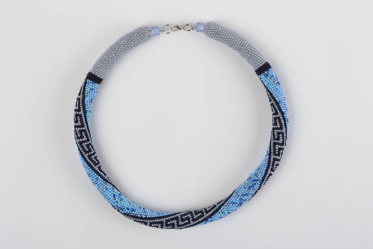 Голубое ожерелье из бисера ручной работы с геометрическим орнаментом красивое фото 2