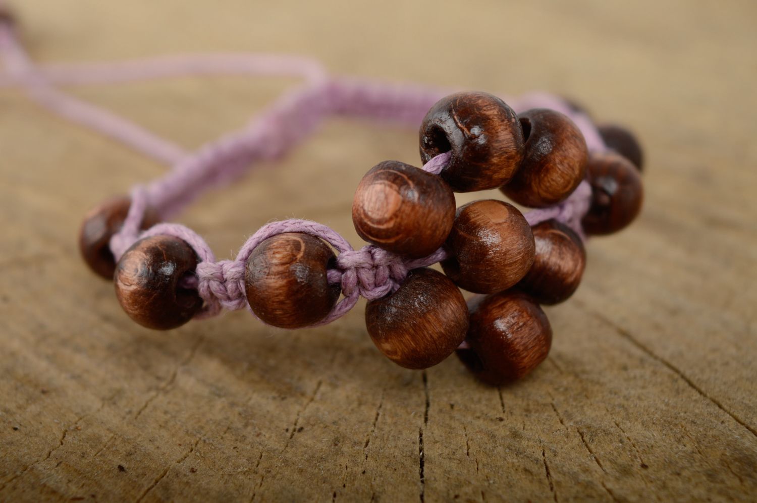 Плетеный браслет макраме из деревянных бусин и вощеного шнурка с цветочком фото 1