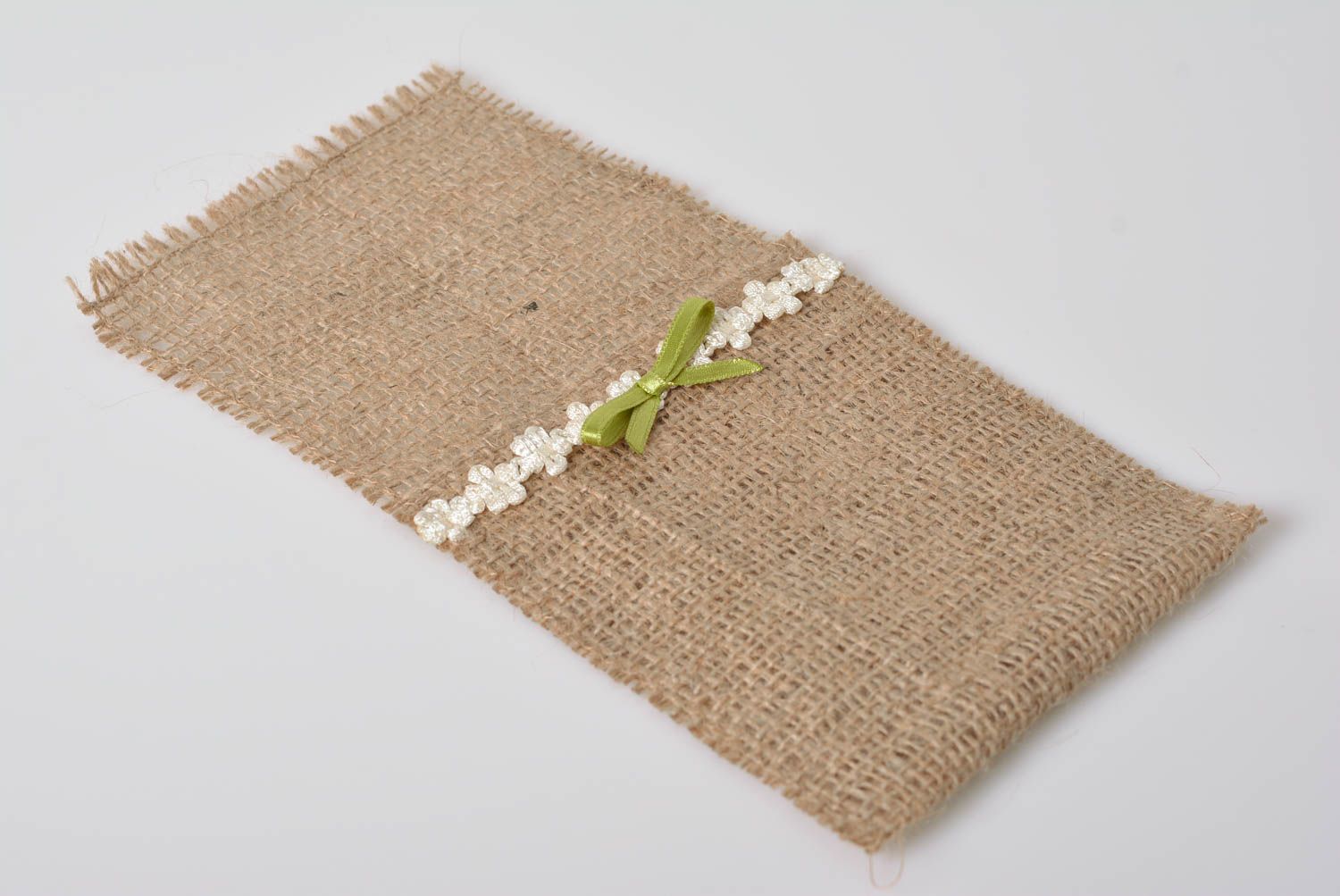 Bolsillo para cubiertos hecha a mano de arpillera con encaje y lazo  foto 3
