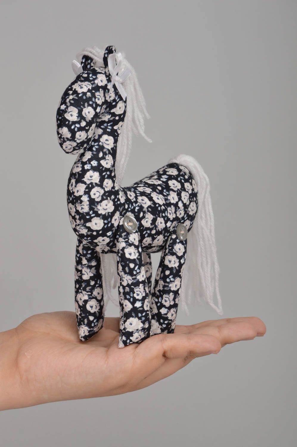 Peluche cheval noire à motif floral blanc en coton belle faite main pour enfant photo 5