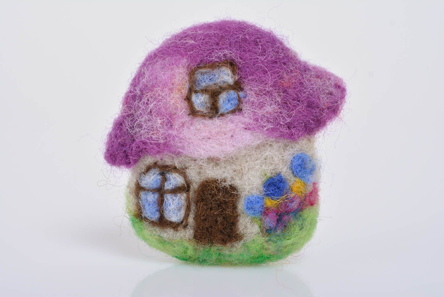 Handgemachte kleine Brosche aus Filzwolle lila künstlerisches Accessoire Haus foto 1