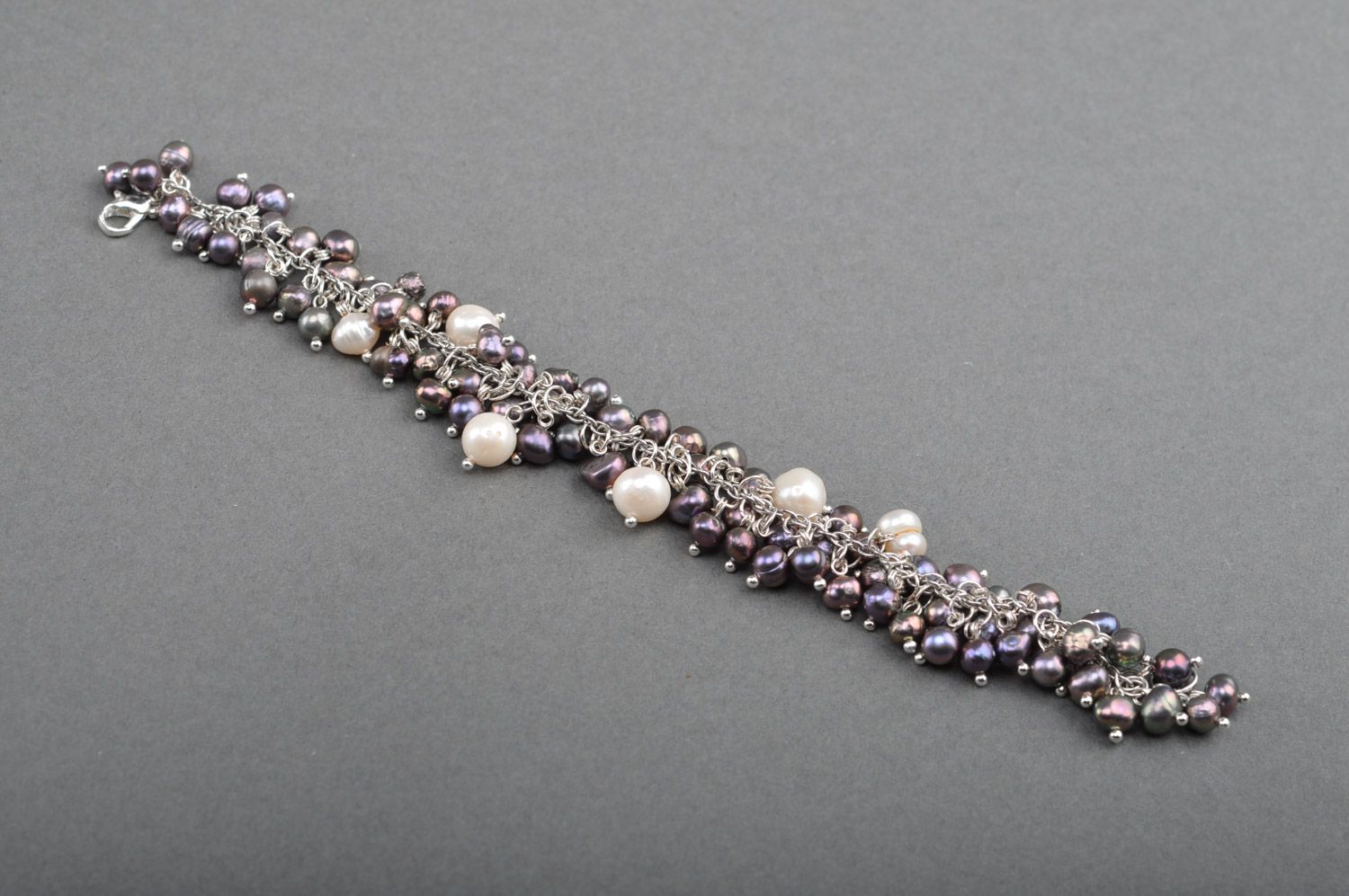 Handgemachtes Armband mit Perlen an der Kette in Weiß und Schwarz künstlerisch foto 3