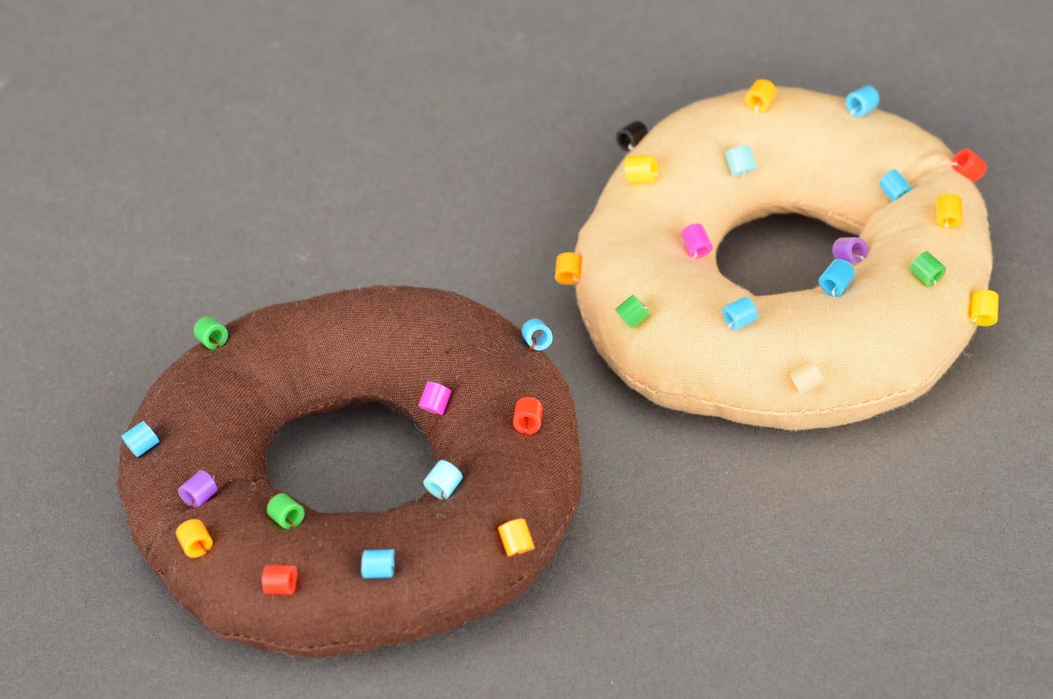 Deko Donuts aus Stoff 2 Stück mit dekorativen Elementen in Form von Streusel foto 2