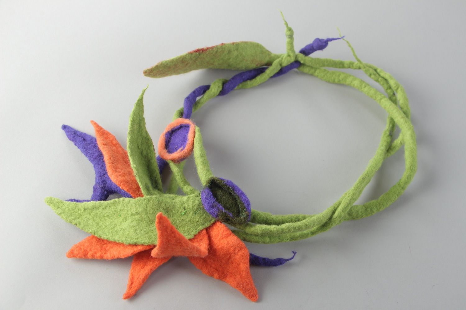 Buntfarbiges handgemachtes Collier aus Wolle in Trockenfilzen Technik für Frauen foto 2