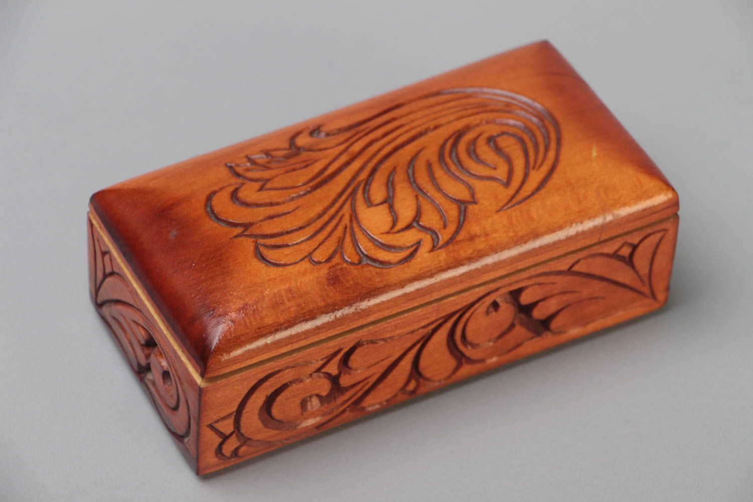 Joyero artesanal rectangular tallado de madera con ornamento  foto 2