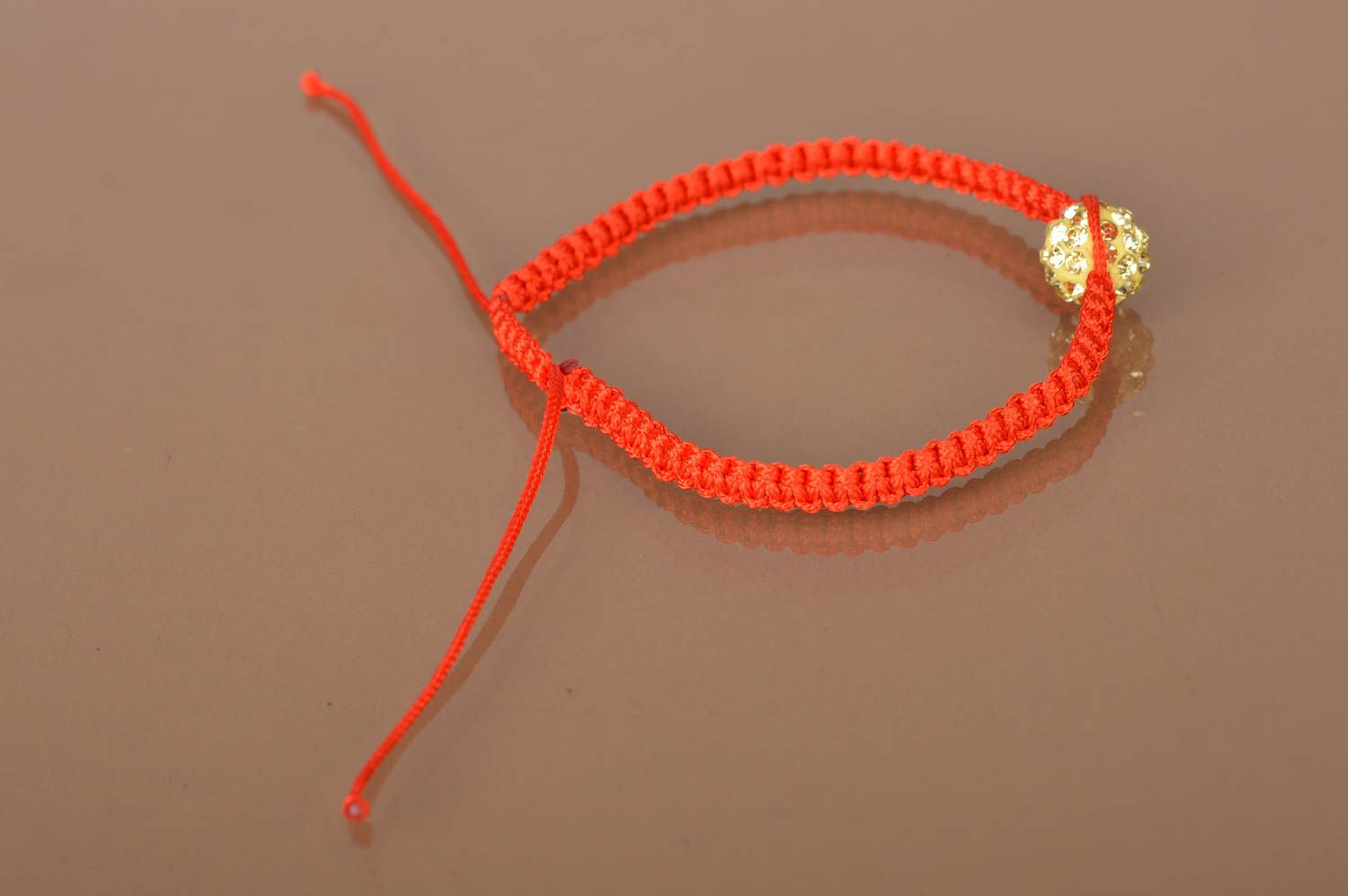 Rotes geflochtenes Armband aus Faden mit runder goldfarbener Strassstein Perle foto 4