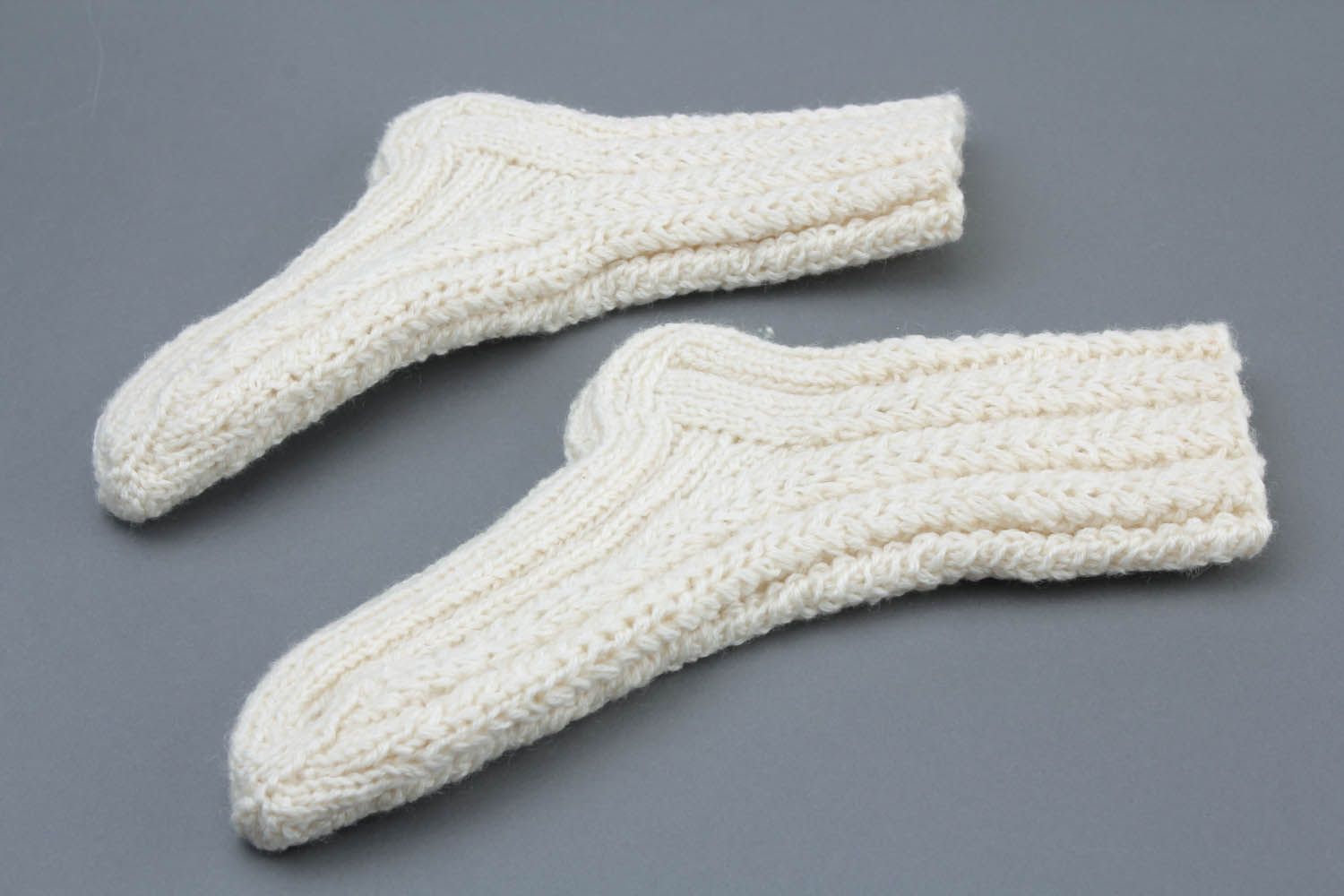 Белые вязаные носки фото 2