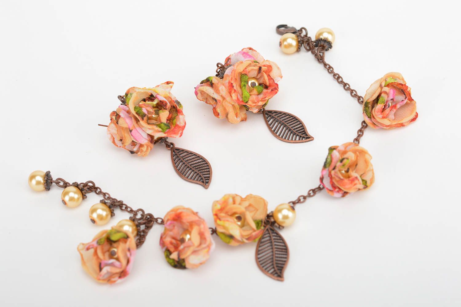 Комплект украшений браслет и серьги с текстильными цветами Разноцветные розы  фото 2