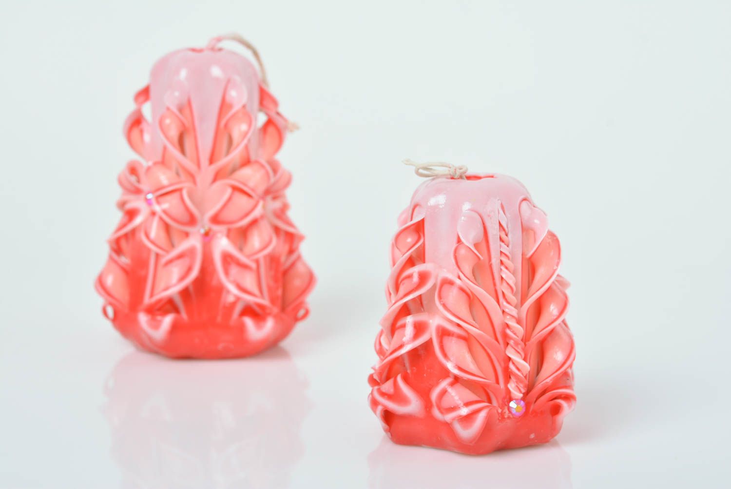 Vela artesanal de parafina tallada pequeña hermosa de color rosa 
 foto 5