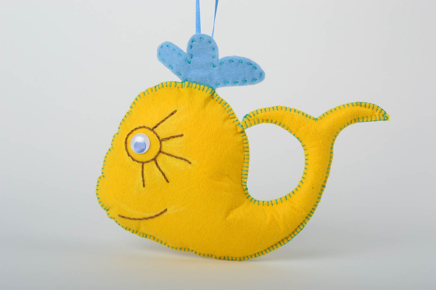 Желтая мягкая игрушка из фетра в виде кита ручной работы с петелькой красивая фото 1