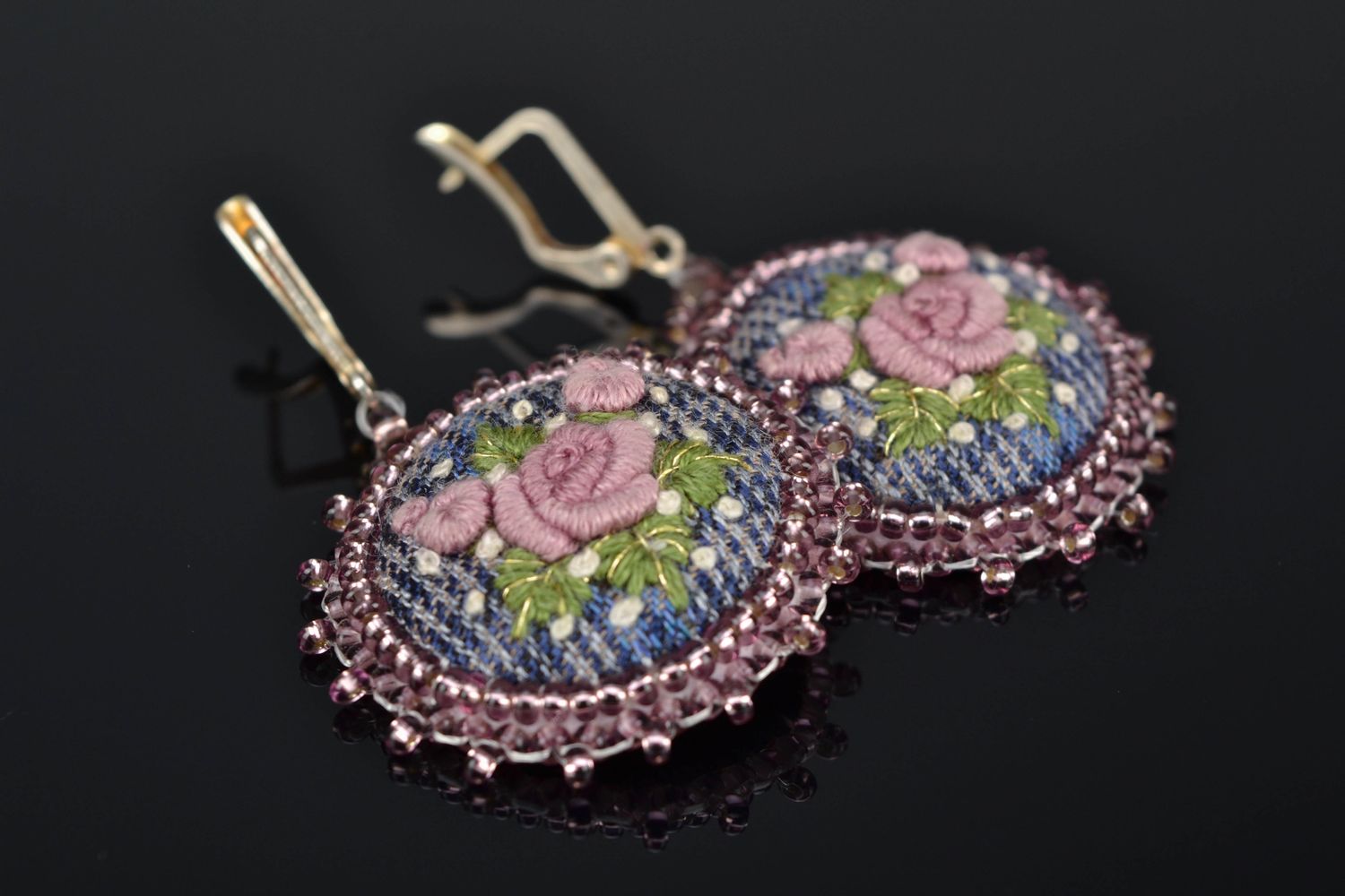 Violette Ohrringe mit Stickerei und böhmischen Glasperlen foto 1