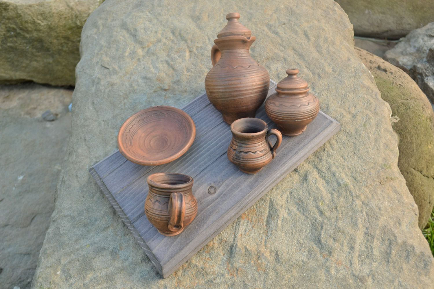 Объемное панно в виде деревянной доски с глиняной посудой на кухню ручной работы фото 1