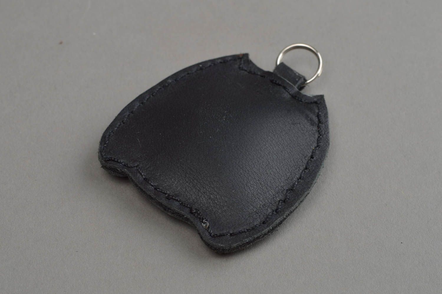 Porte-clés en cuir naturel chat noir fait main accessoire rigolo pour enfant photo 4