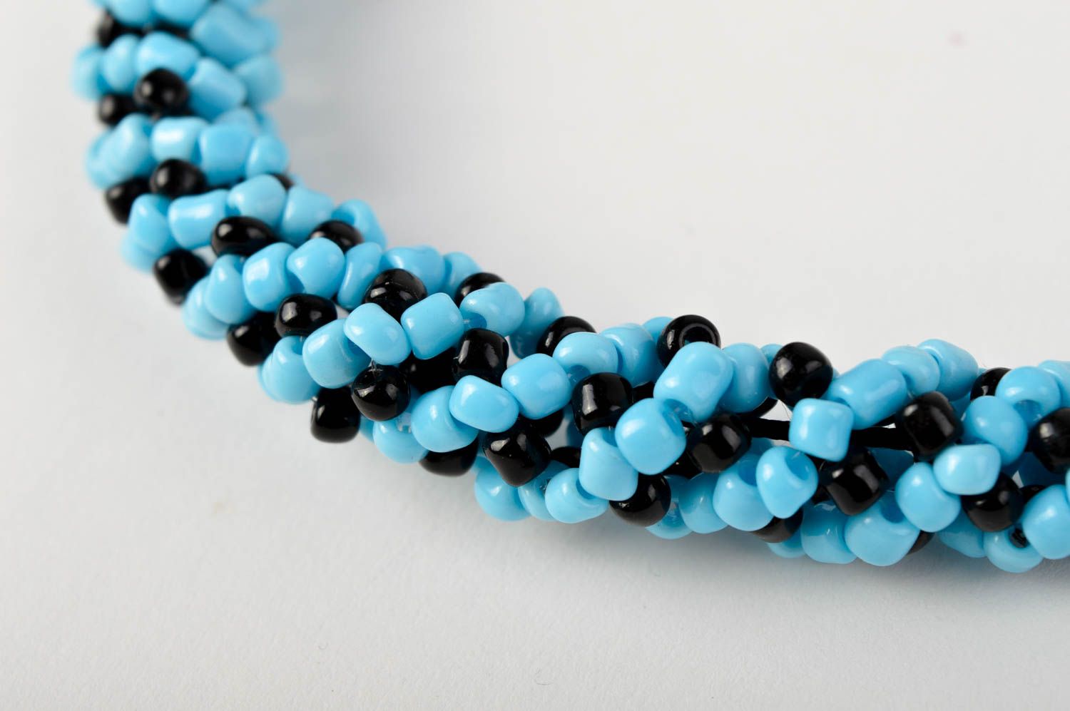Collier en perles de rocaille Bijou fait main noir-bleu Cadeau pour femme photo 4