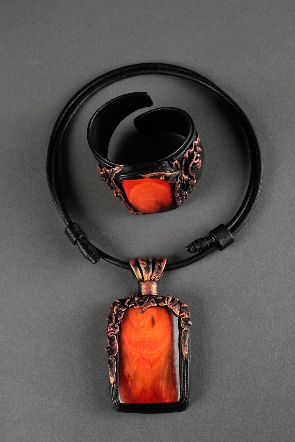 Украшения из рога ручной работы кожаный браслет кулон из кожи оранжевые фото 3