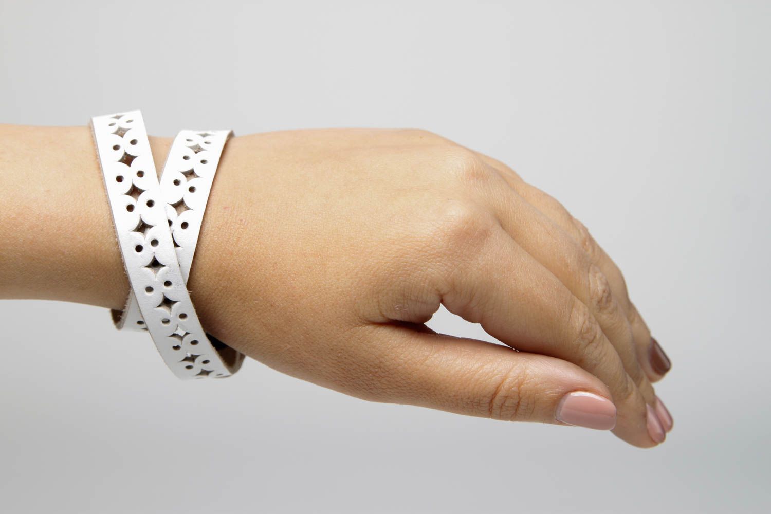 Bracelet cuir Bijou fait main blanc ajouré stylé Accessoire design femme photo 2