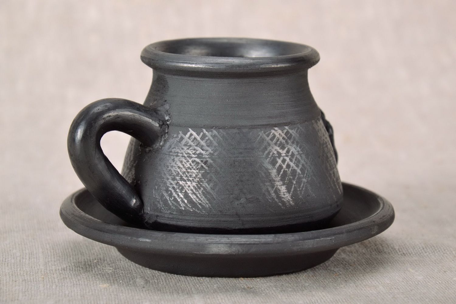 Глиняная черная чашка для кофе с блюдцем фото 3
