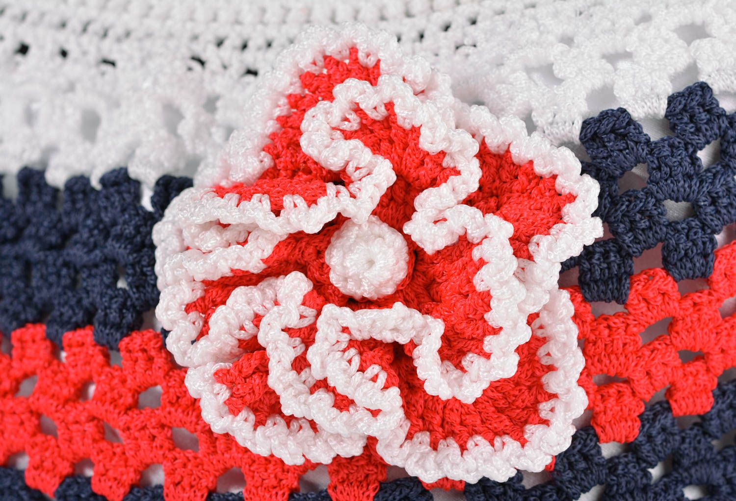 Sac à main tricoté au crochet fait main tricolore avec fleur à fermeture éclair photo 3
