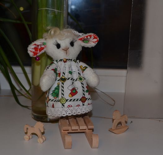Jouet décoratif en tissu et laine fait main Mouton en vêtement de Noёl photo 3