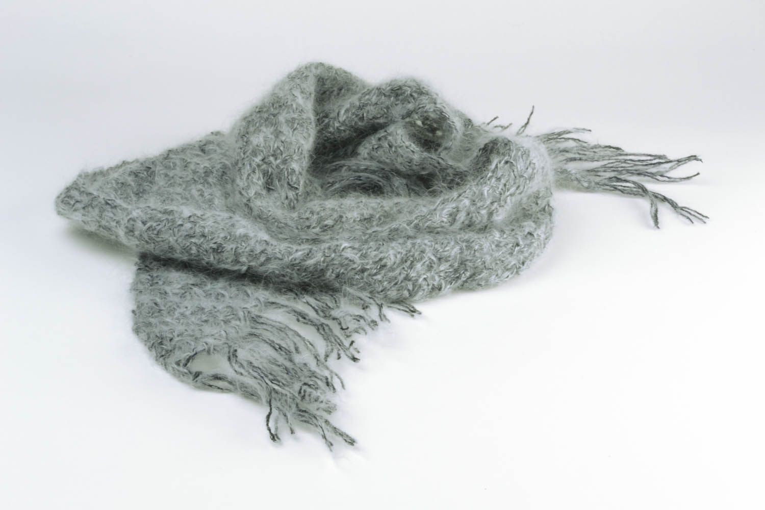 Серый вязаный шарф из мохера фото 3