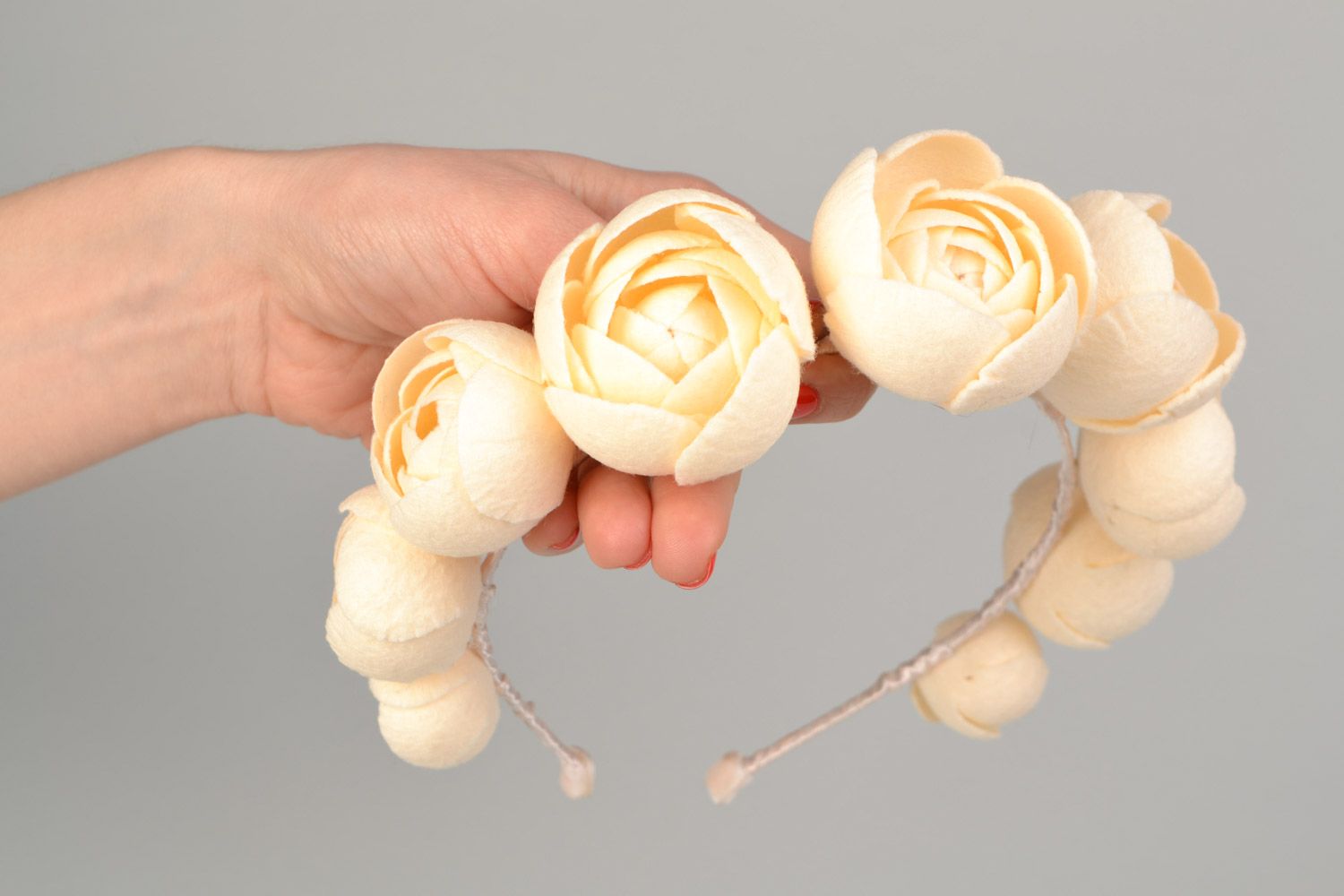 Diadema para el pelo de fieltro con forma de rosas blancas sobre la base de metal hecha a mano foto 2