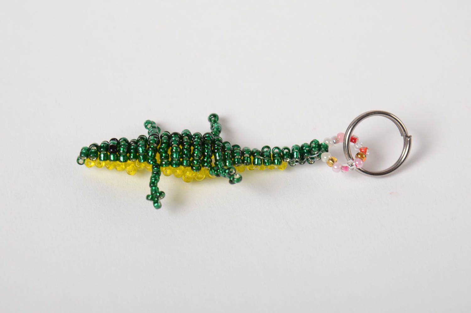 Брелок для ключей из бисера ручной работы красивый в виде ящерицы авторский фото 5