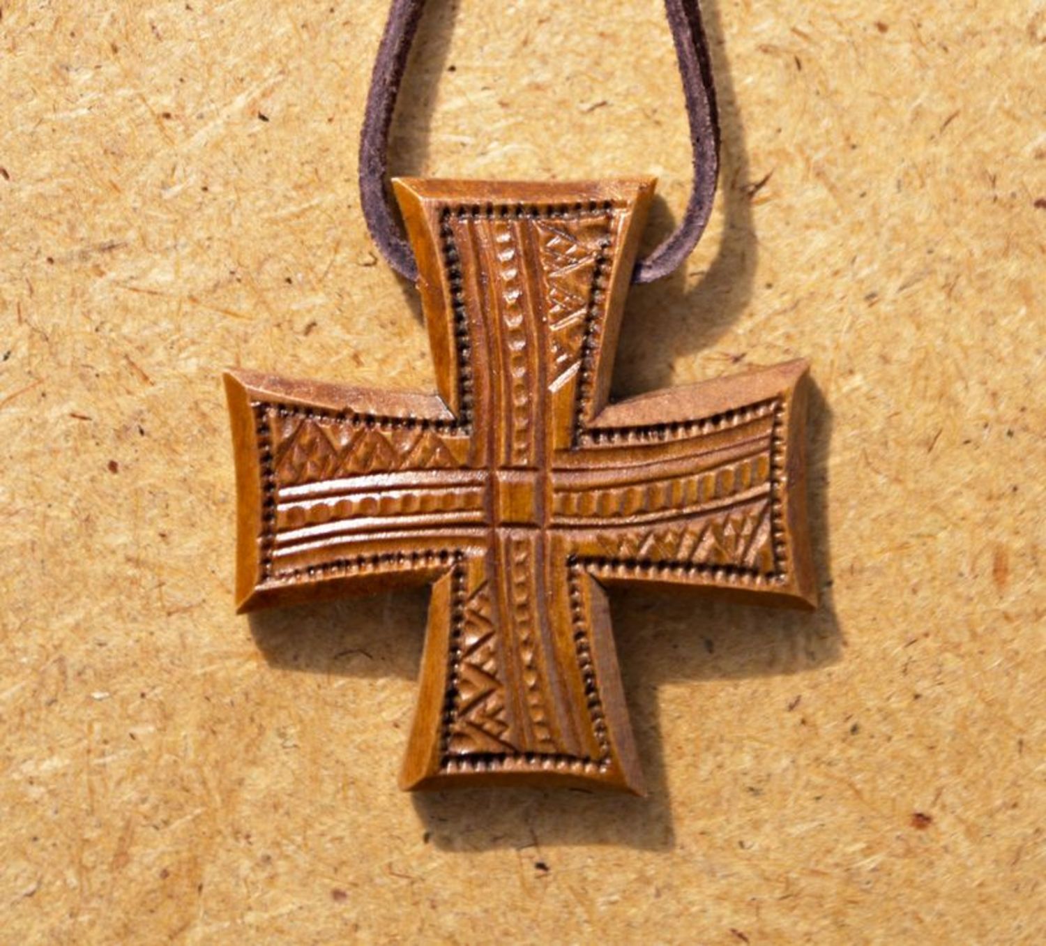 Croix pectorale en poirier photo 1
