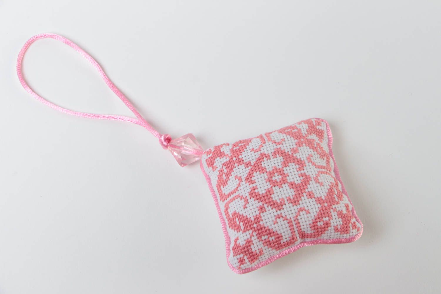 Almohadilla para agujas hacha a mano de tela con bordado con ojete rosada  foto 2