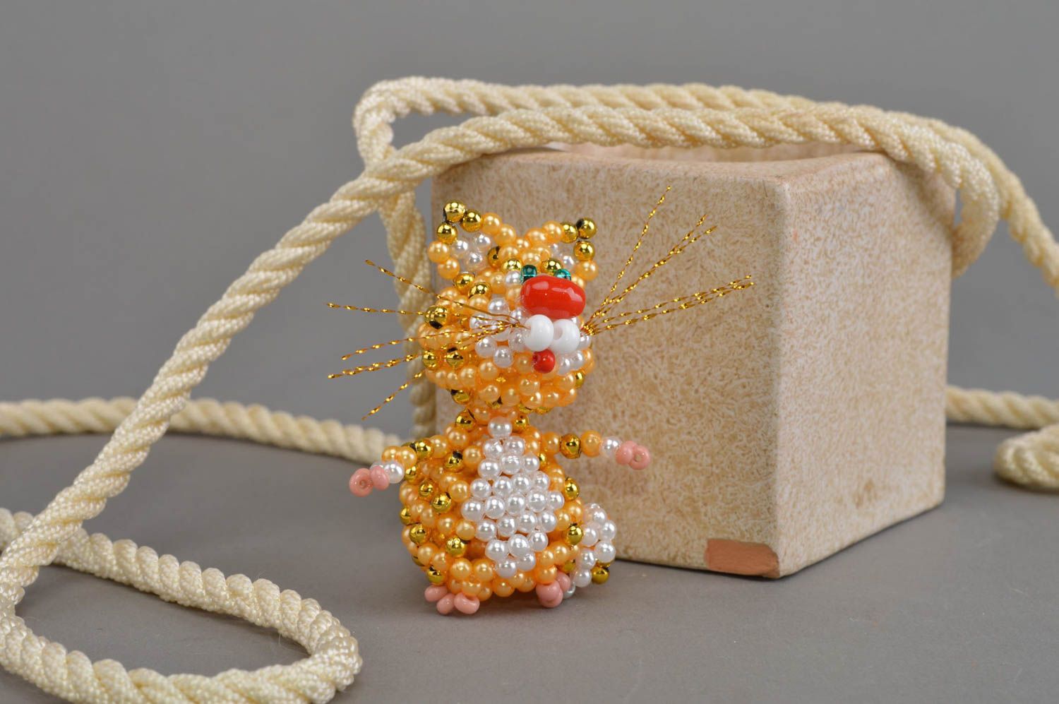 Бисерная фигурка кота желтого ручной работы маленькая для декора дома  фото 1
