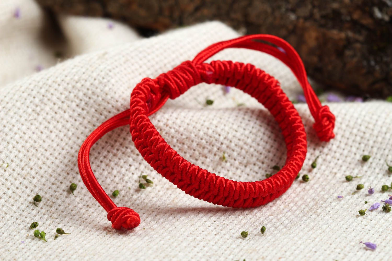 De petits bracelets en fils tressés - tissu rouge écru