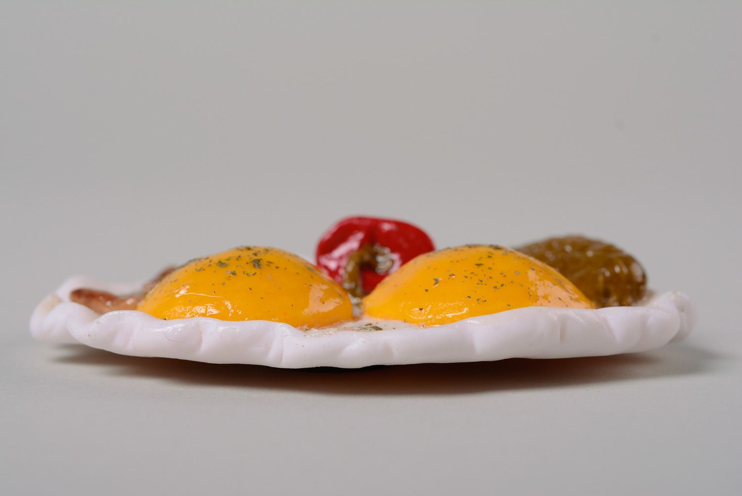 Imán de nevera artesanal con forma de huevo frito de arcilla polimérica  foto 3